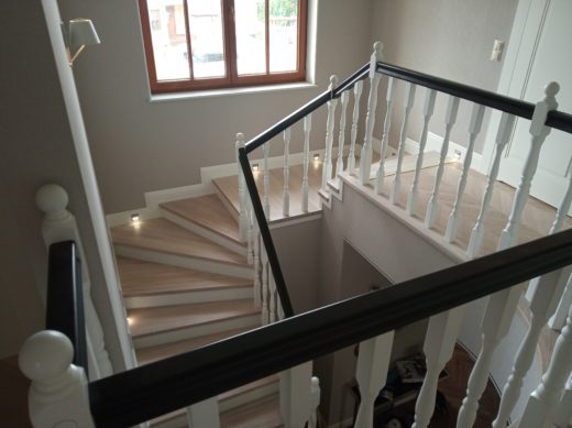 jasne schody drewniane wewnętrzne