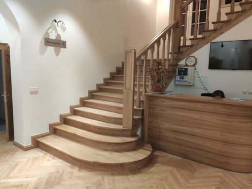 schody drewniane wewnętrzne przy recepcji