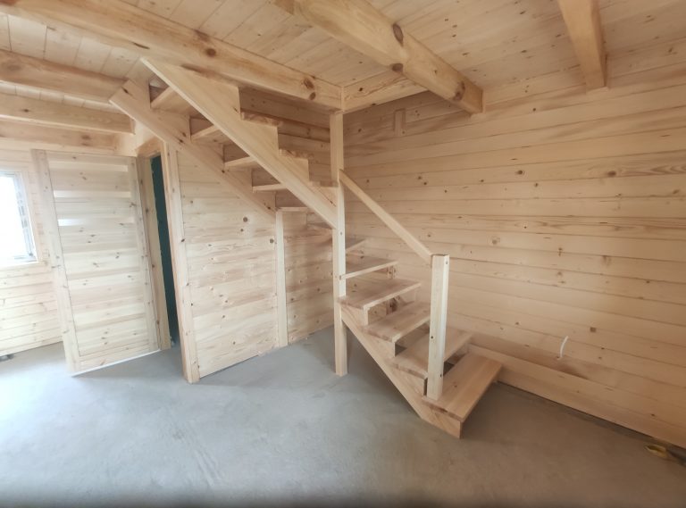 wnętrze drewnianego domu